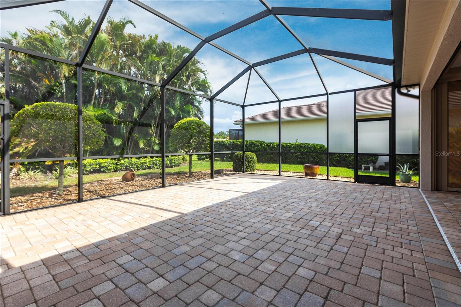 PELICAN POINTE GOLF & CNTRY CL - Residential