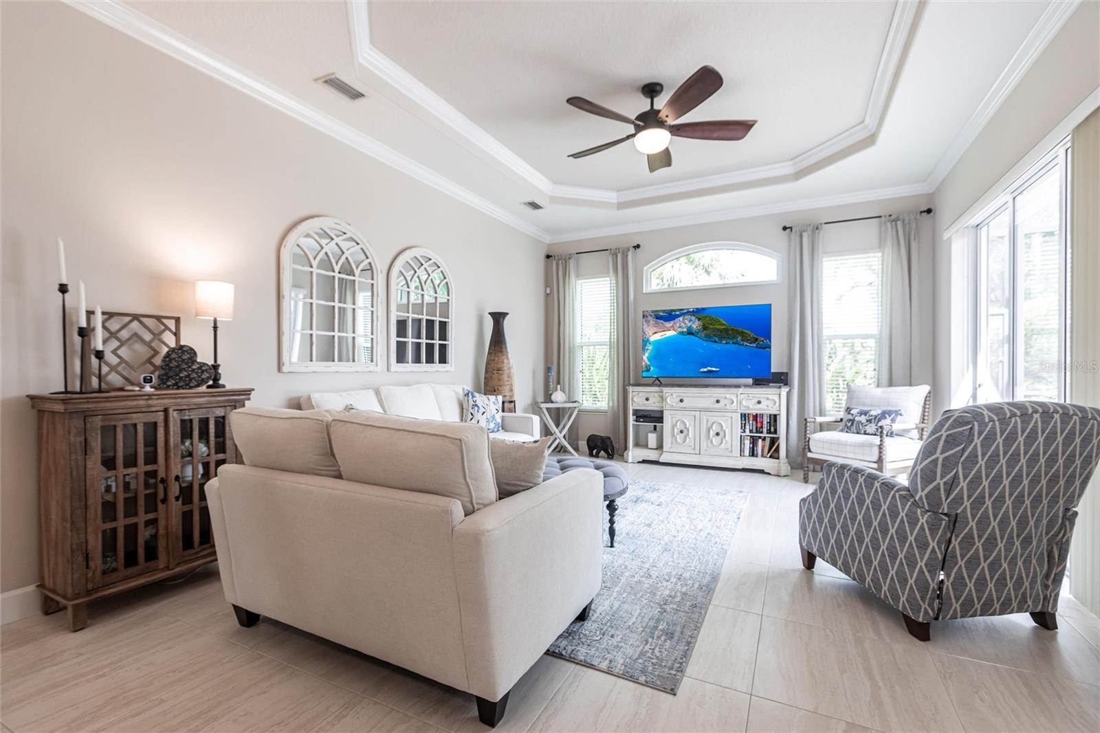 PELICAN POINTE GOLF & CNTRY CL - Residential