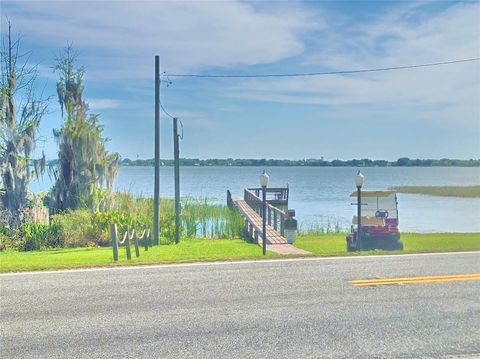 A home in AUBURNDALE