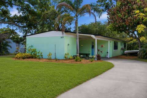 Photo of 609 W River Drive, Tampa, FL 33617 (MLS # TB8532147)