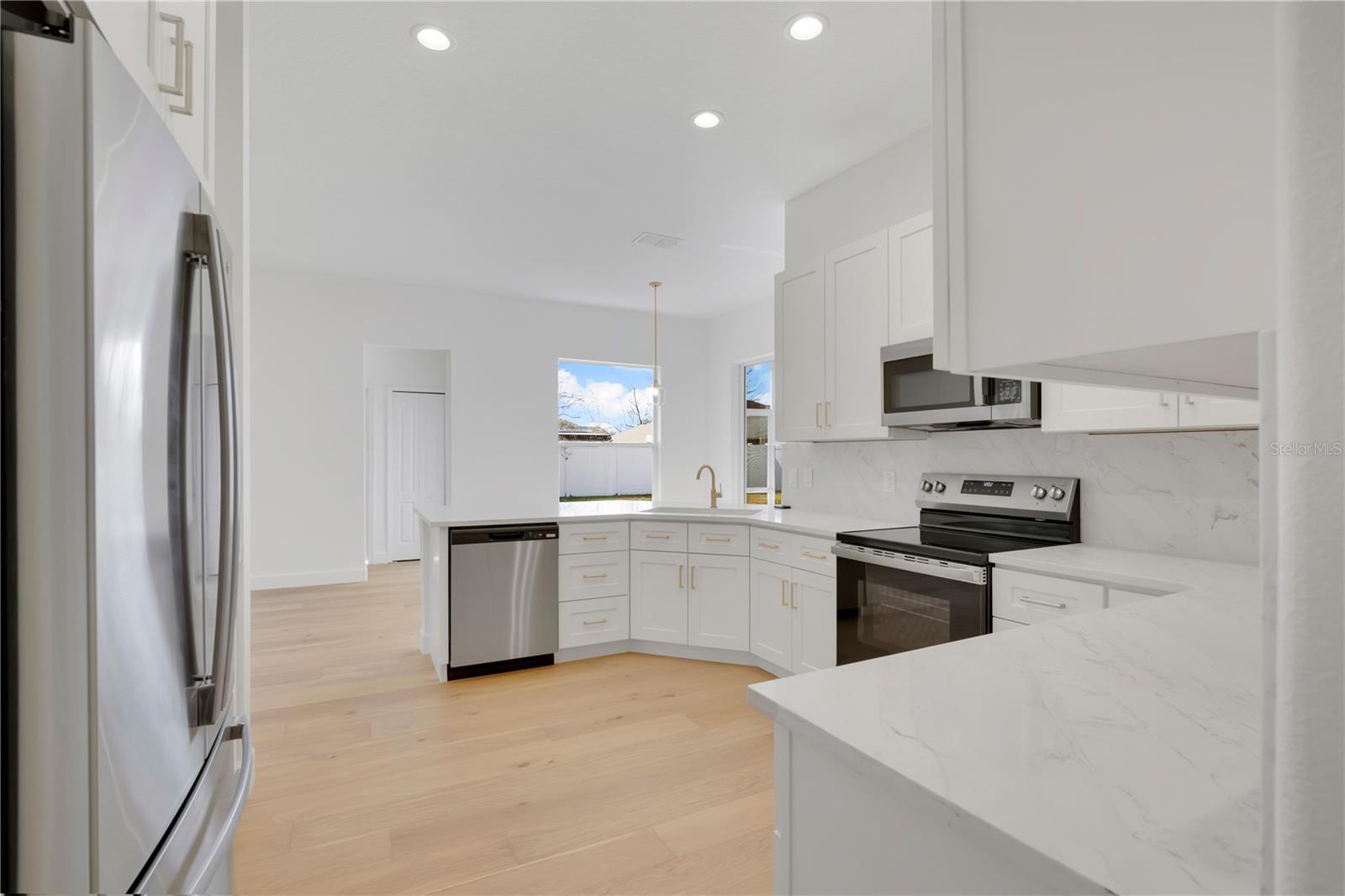 BROOKSTONE 43/47 - Residential