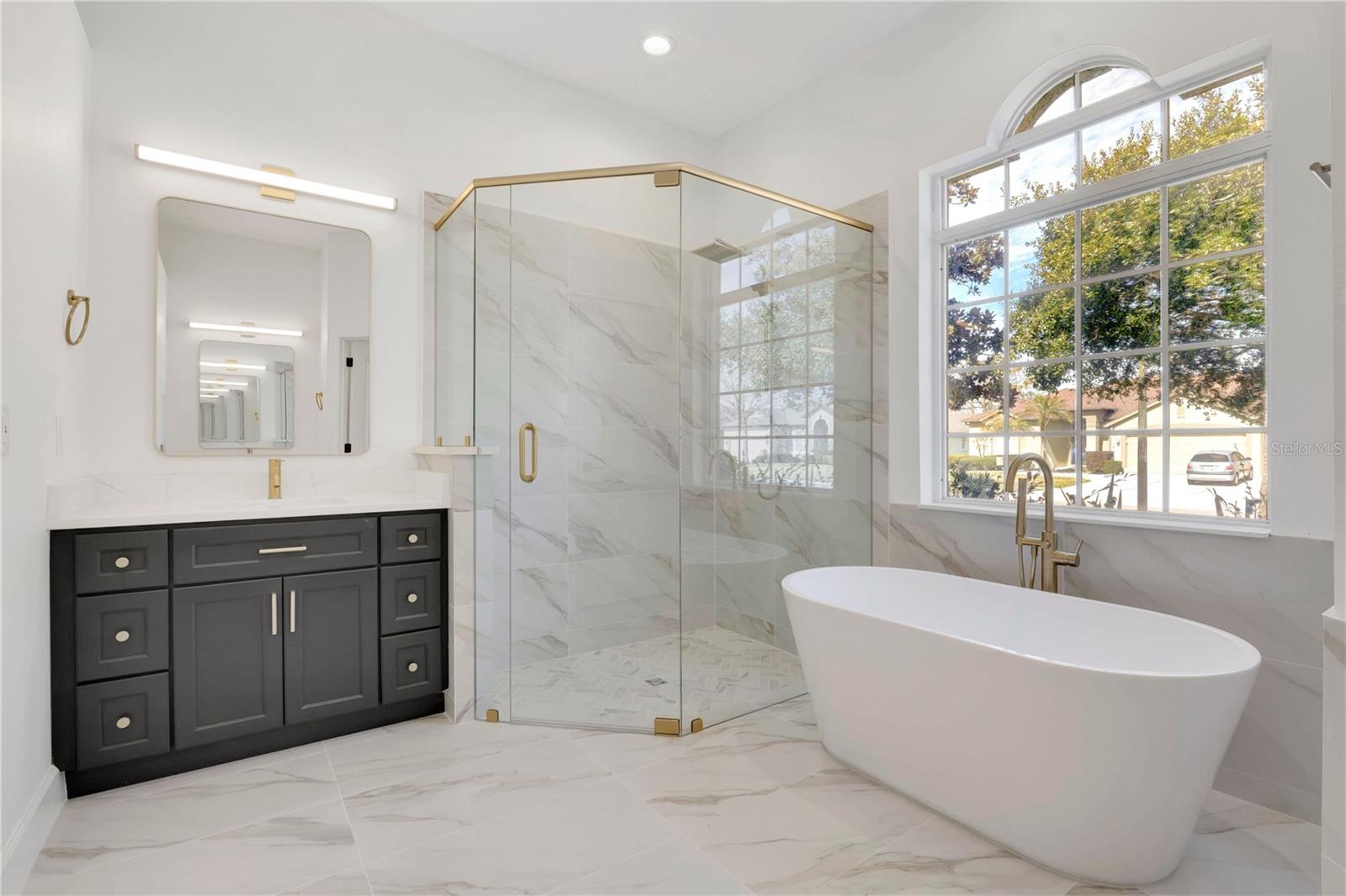 BROOKSTONE 43/47 - Residential