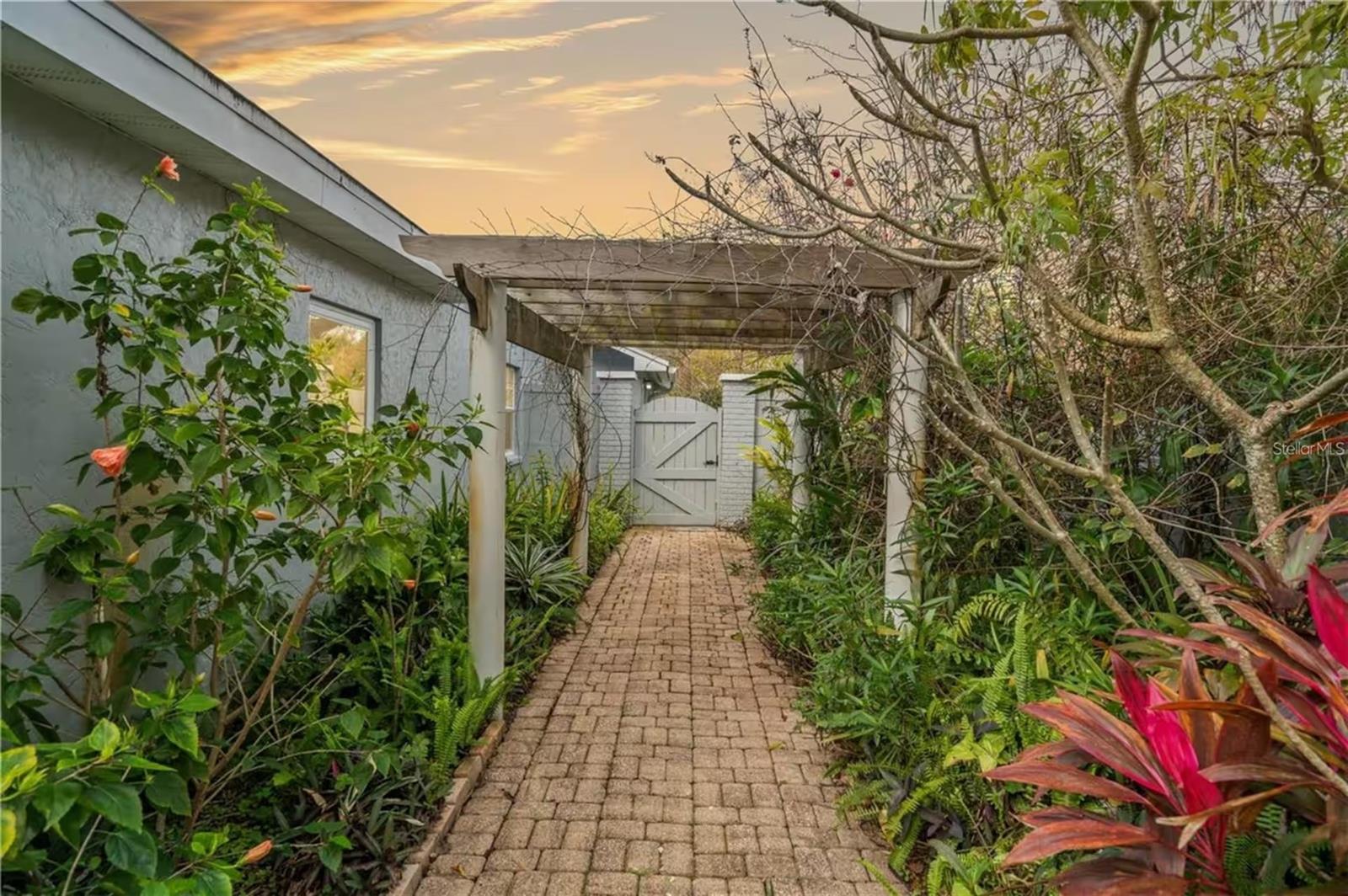 SHULTS & WALKER MANOR - Residential