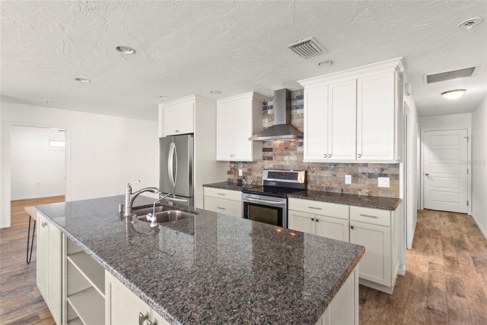 VILLAGE GREEN OF BRADENTON UN F - Residential