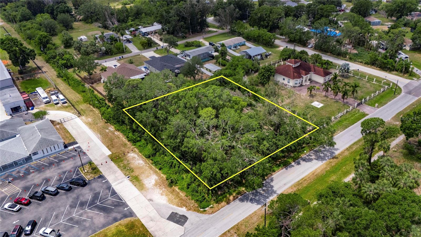 PRICE IMPROVEMENT! Great opportunity to build your dream home or a multi unit compound! This lot is zoned for 6 units an acre with no HOA and no CDD! Great access to I75 and US Hwy 41.