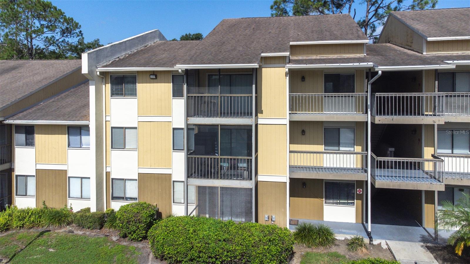 Welcome to this beautifully maintained and spacious 2 bedroom, 2 bathroom condo offering 1,132 sqft of comfortable living space. Located on the 3rd floor, this unit features brand new carpet in the bedrooms and a newer A/C system. It's move in ready with peace of mind!
Situated just minutes from the University of South Florida, this condo is perfect for students, professionals, or savvy investors. With minimal lease restrictions it provides excellent rental flexibility and income potential.
The pet friendly community allows up to two pets, and residents enjoy access to great amenities including a tennis court and a community pool.
Don't miss this opportunity in a highly desirable location with strong rental demand.