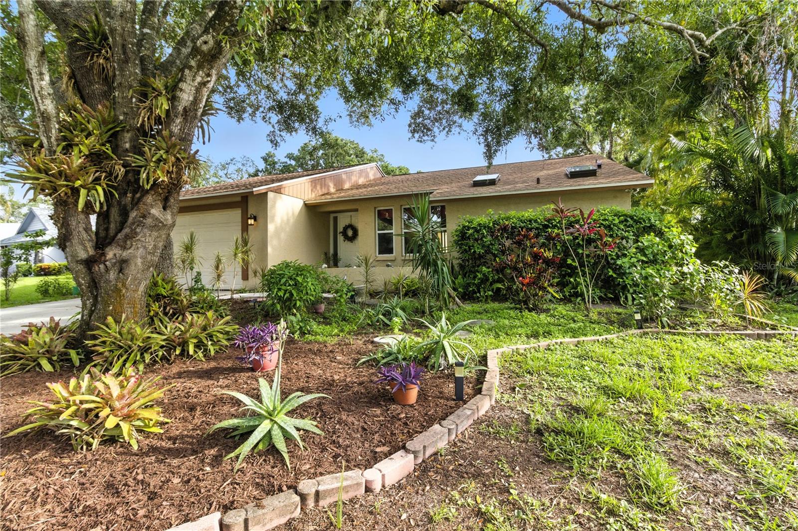 832 HARROWOOD COURT