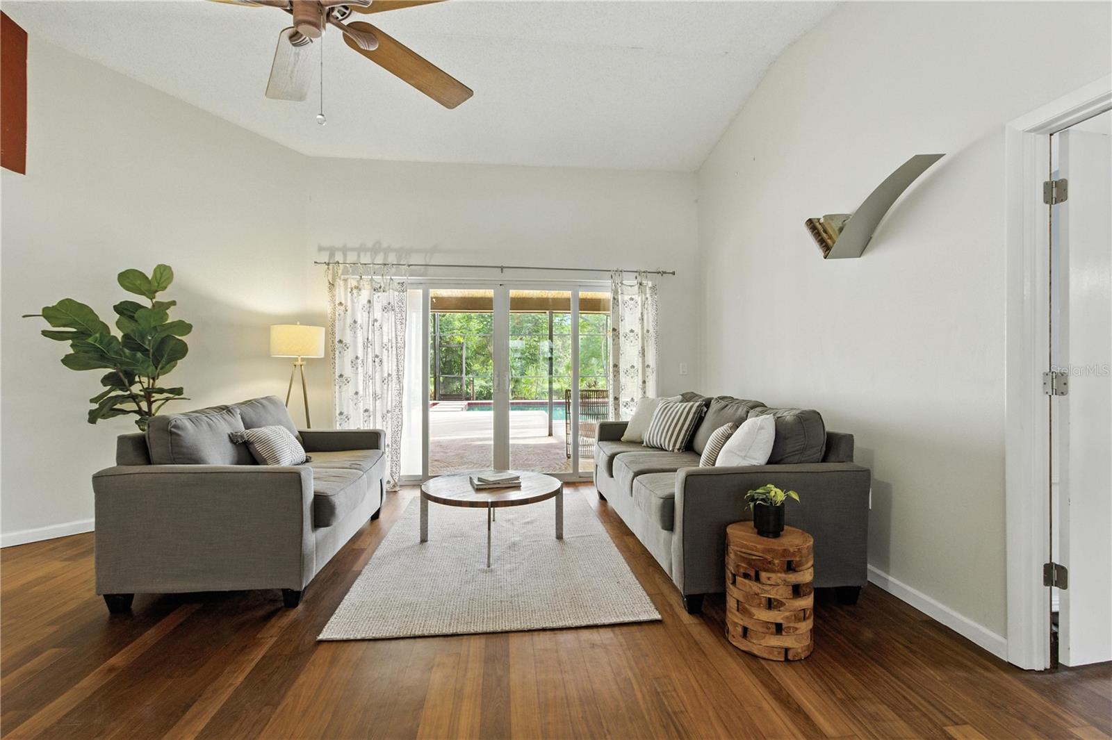 832 HARROWOOD COURT