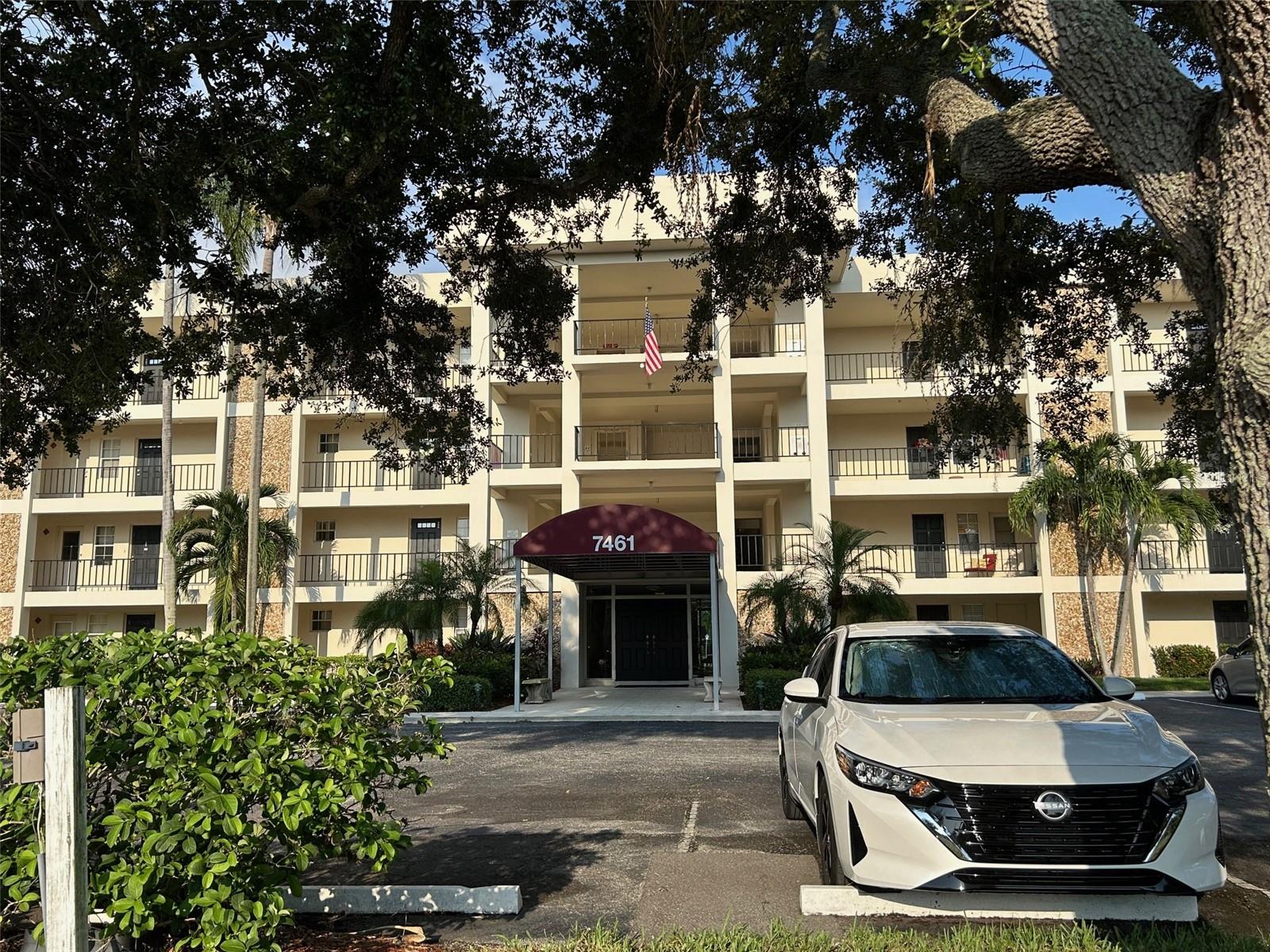 Photo 7 of 67 of 7461 W COUNTRY CLUB DRIVE N 401 condo