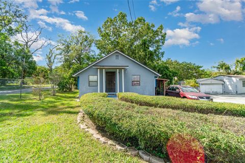 Photo of 746 S Highland Avenue, Apopka, FL 32703 (MLS # O6355232) Photo of 746 S Highland Avenue, Apopka, FL 32703 (MLS # O6355232)