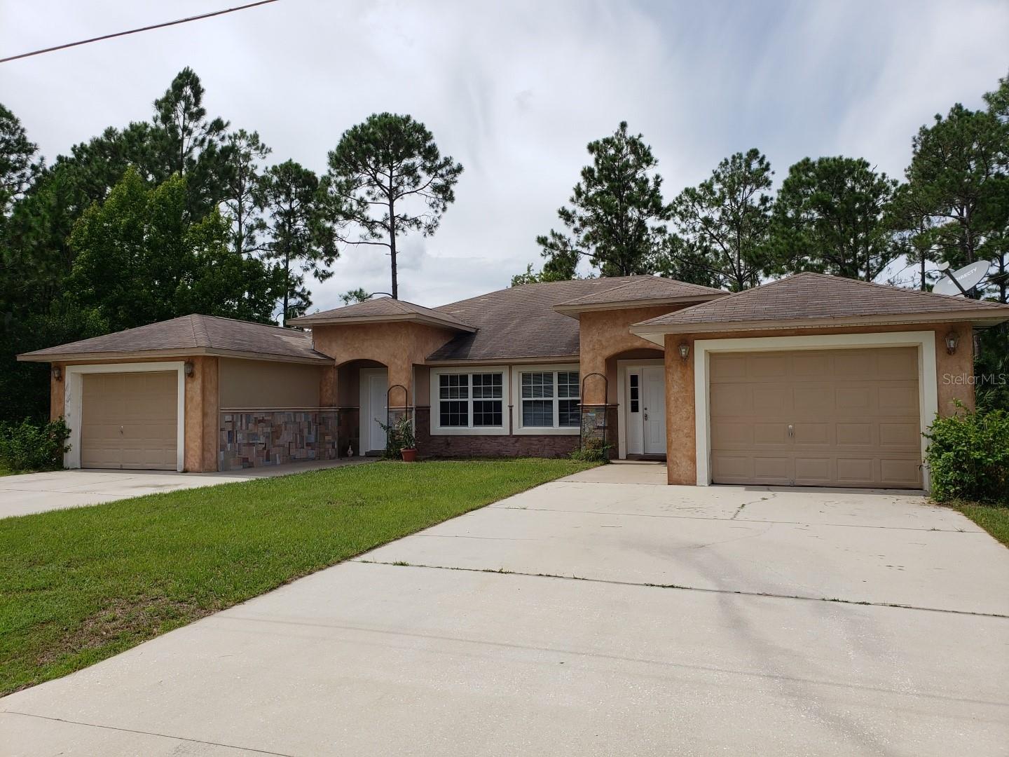 Large Duplex Unit with 1263 living sq. ft., 3 bedrooms / 2 baths, eat-in kitchen, huge living room, spacious master suite, covered patio where you can grill and chill as you enjoy the beauty of Florida nature and weather, 1 car garage with large driveway, FRESHLY painted, FANS in all bedrooms, blinds, tile throughout, covered, screened in porch. Great Location: close to shopping, elementary and middle schools. Available now.