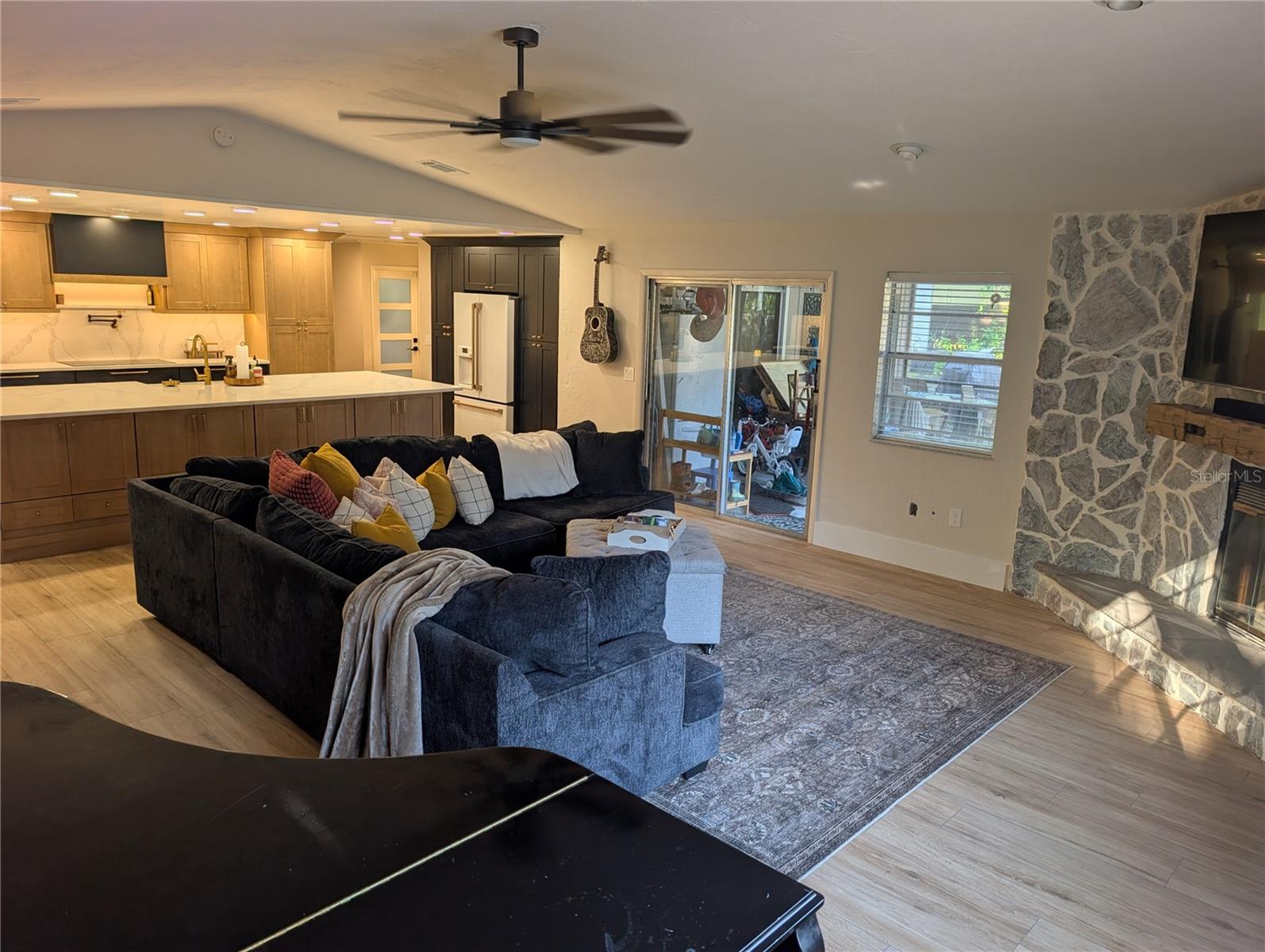 6906 COLLINGSWOOD COURT