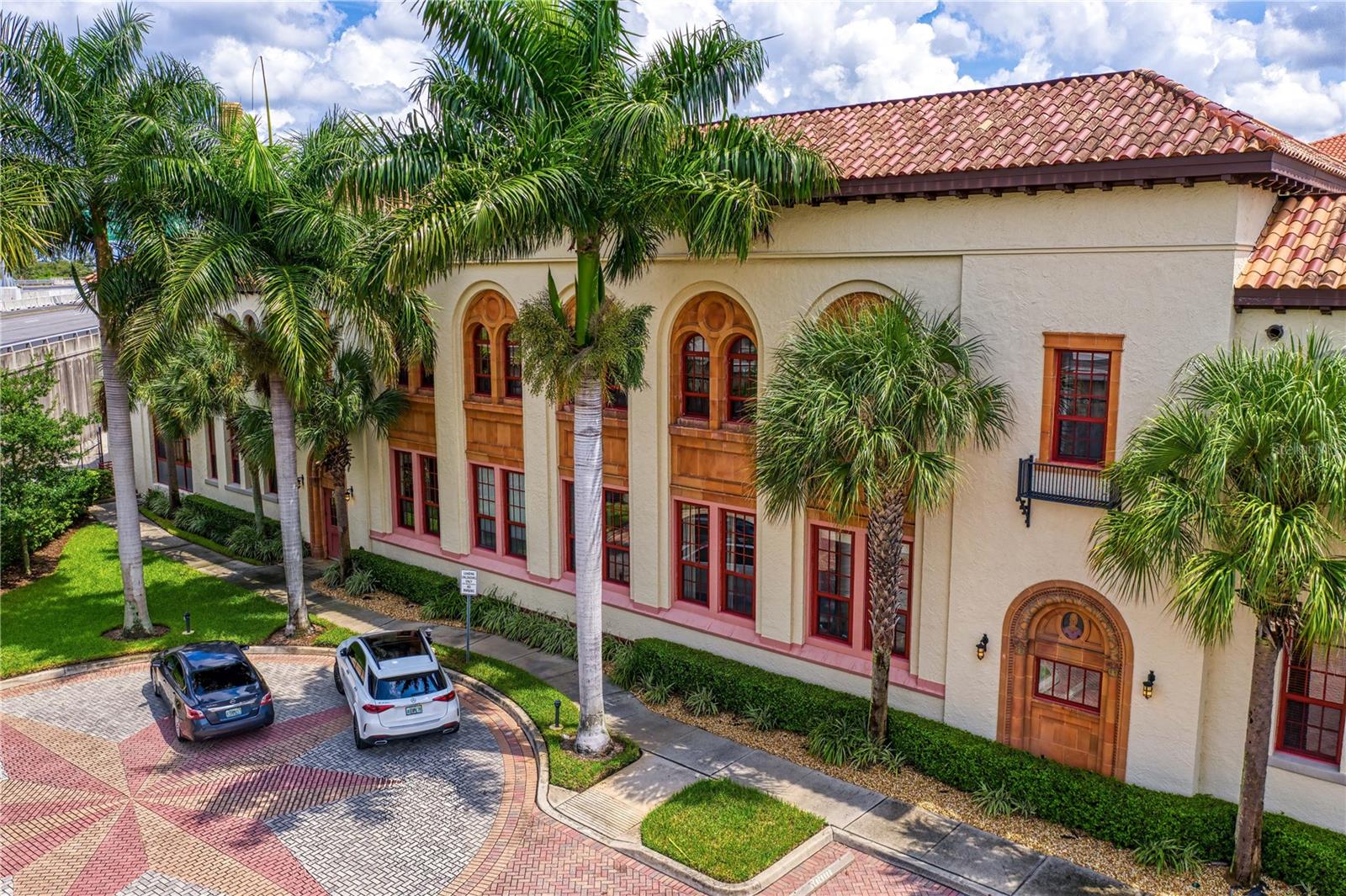 Seybold Lofts first floor unit with soaring ceilings in Historic Hyde Park. Excellent location just 2 blocks from historic Hyde Park Village, home to Tampa's most popular shopping, entertainment and dining destinations. Urban Loft Living with 2 beds/2 baths. Hurry, this won't last long.