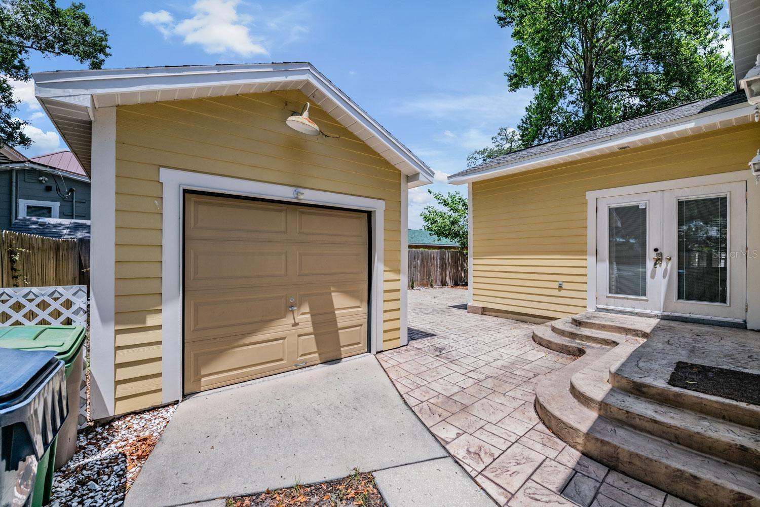 LAKEWOOD MANOR - Residential
