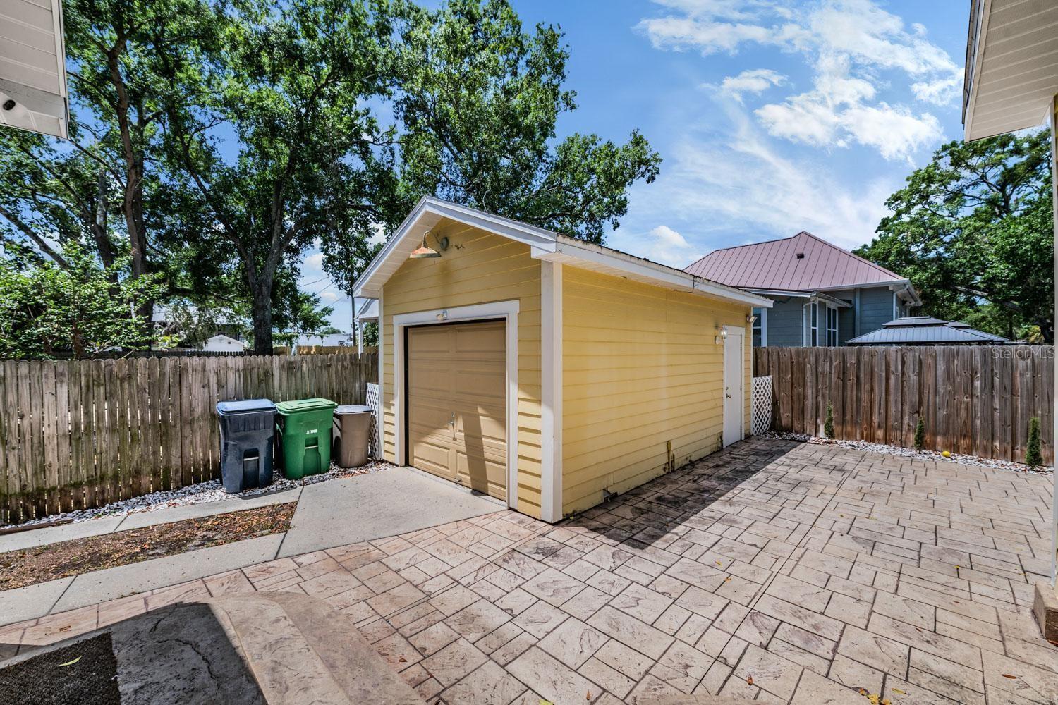 LAKEWOOD MANOR - Residential