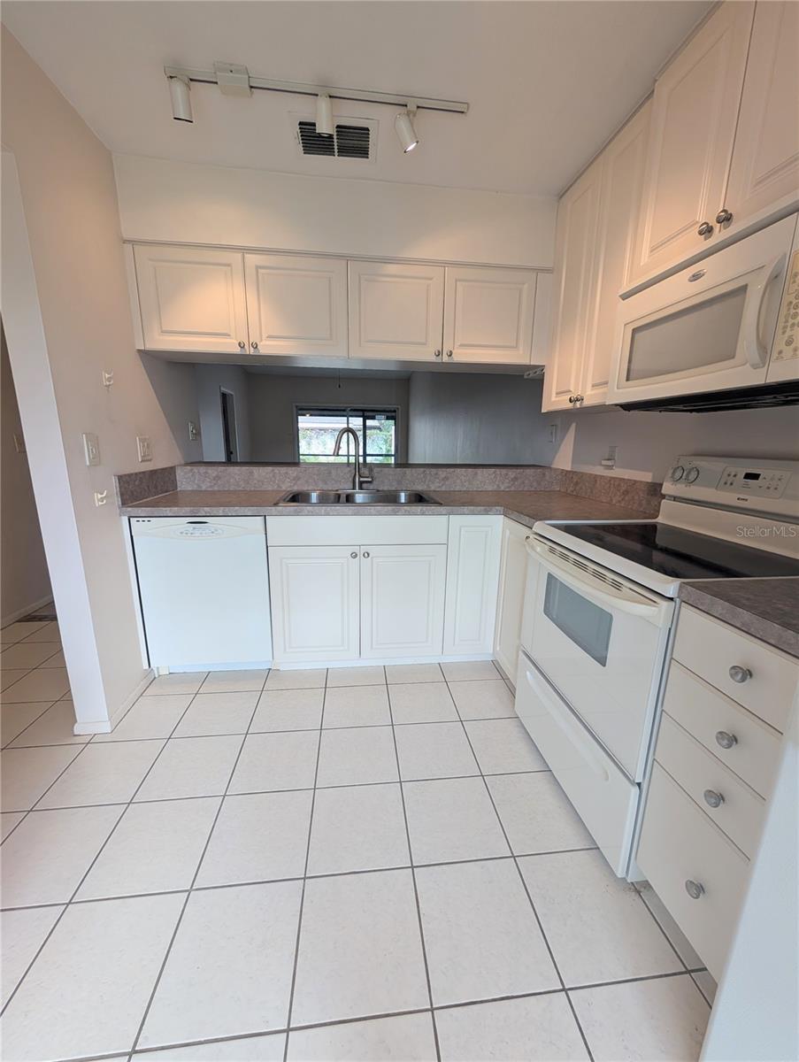 PARKSIDE VILLAS - Residential