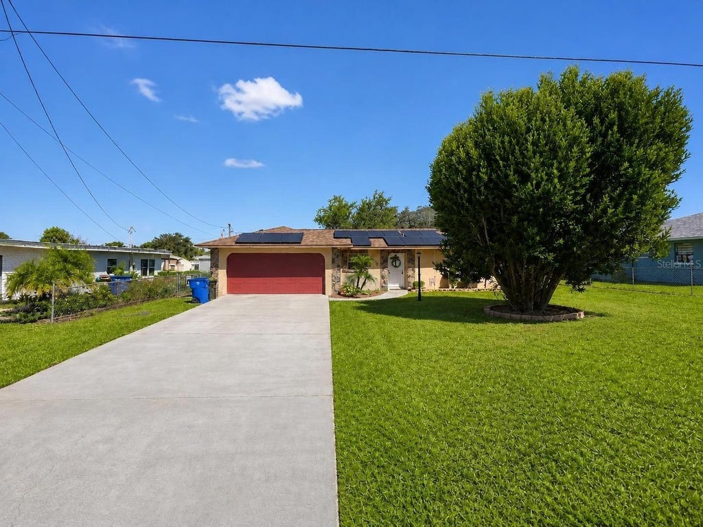 Photo of 2074 W Hibiscus Road, Avon Park, FL 33825 (MLS # A4710324)