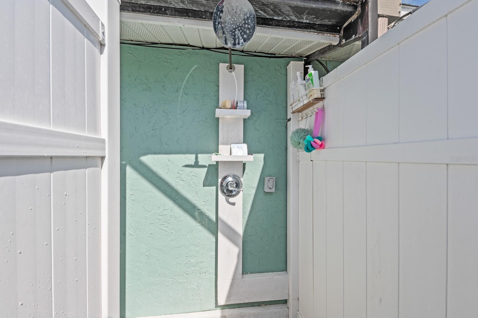 TROPICAL SHORES - Residential