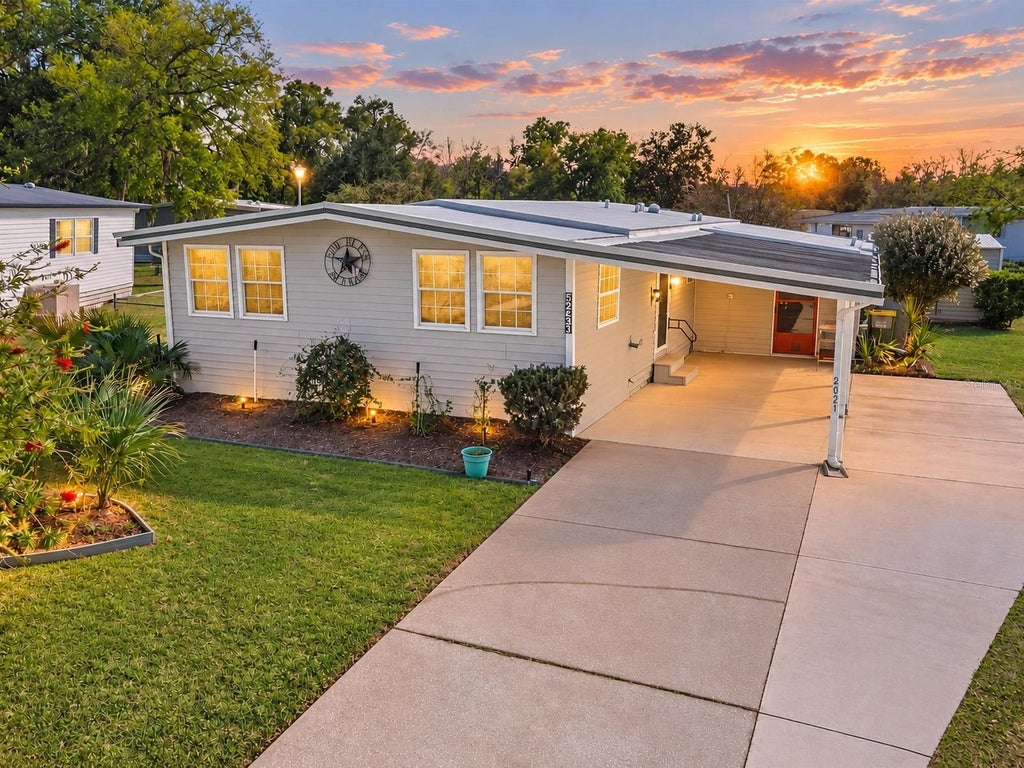 Photo of 2621 Carpenter Place, Leesburg, FL 34748 (MLS # G5110243)