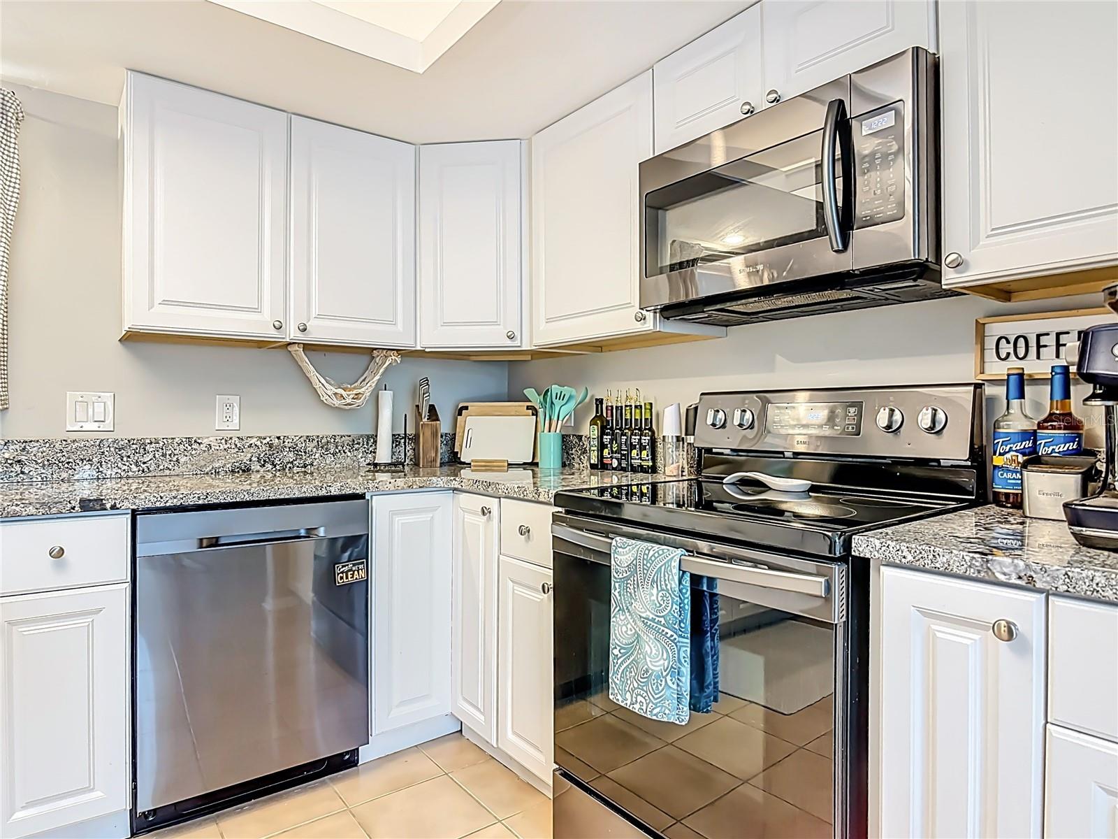 LIGHTHOUSE SHORES - Residential