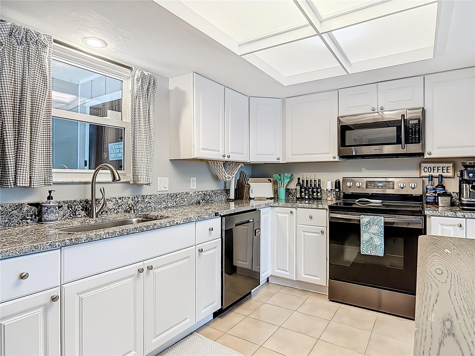 LIGHTHOUSE SHORES - Residential