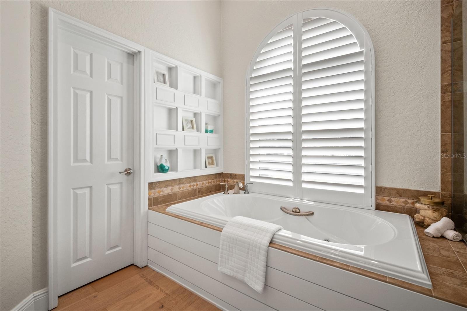 BAYWOOD SHORES - Residential