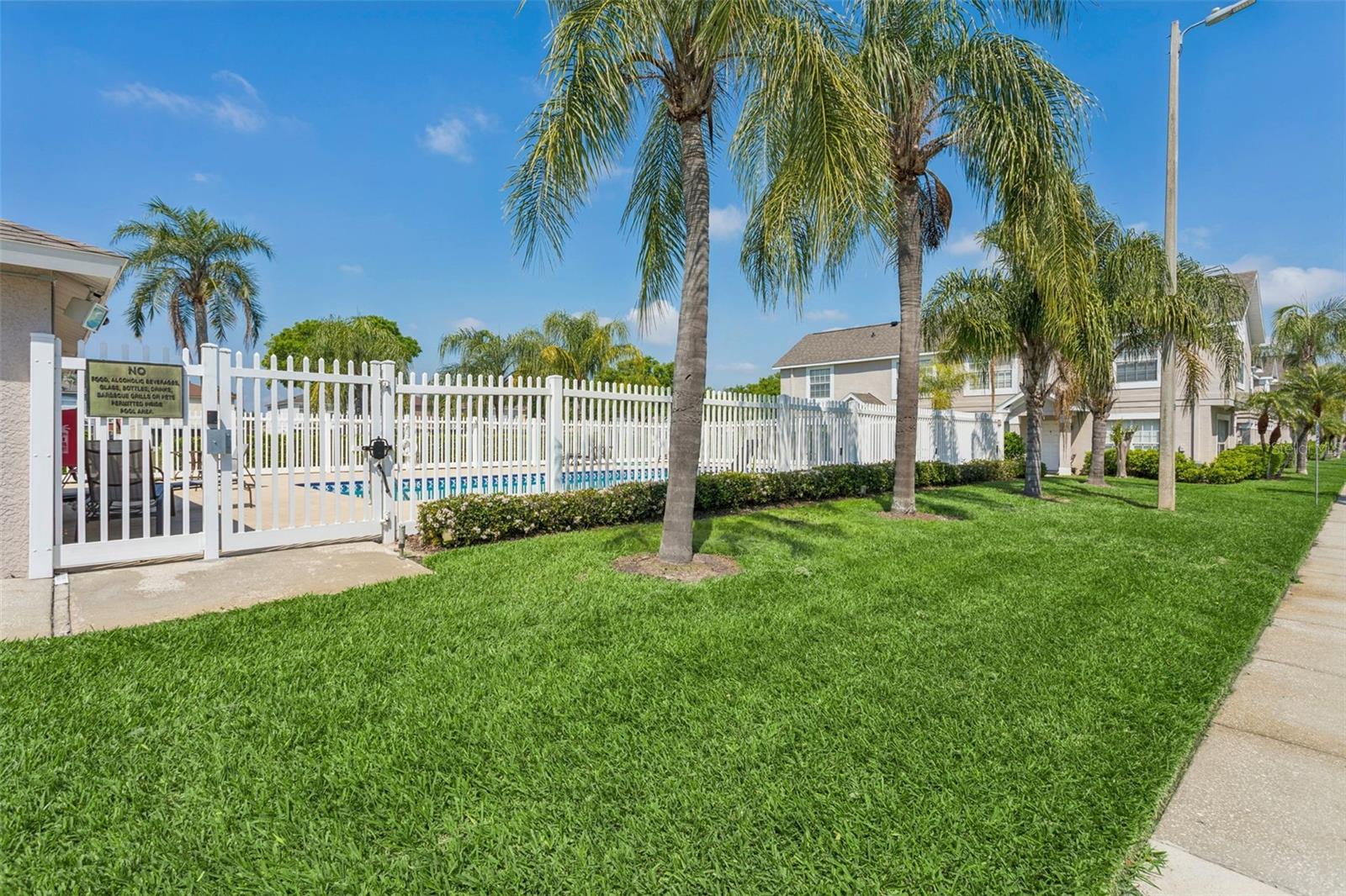 THE TOWNHOMES AT KENSINGTON - Residential