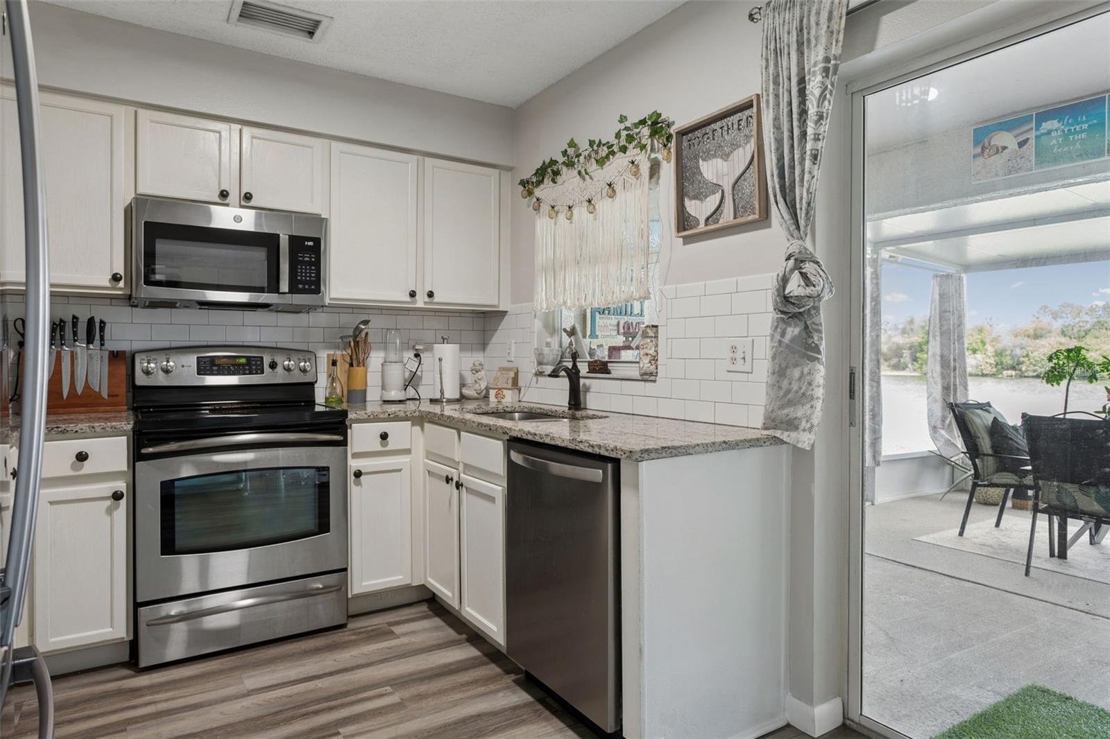 THE TOWNHOMES AT KENSINGTON - Residential