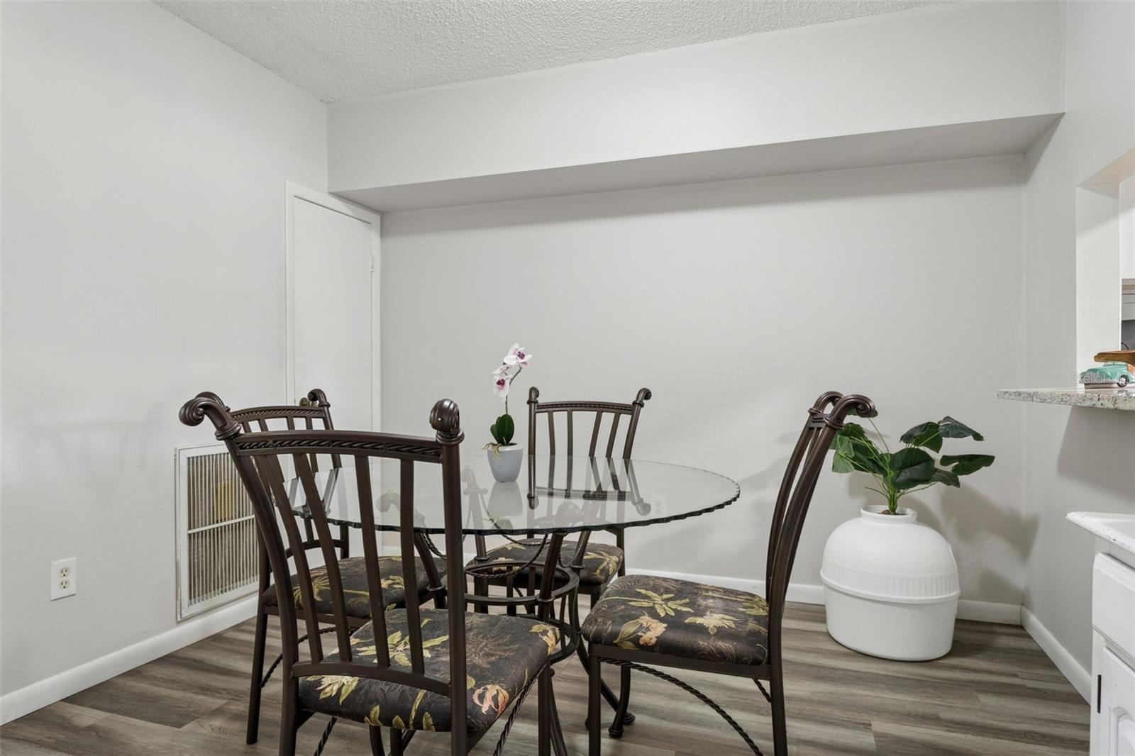 THE TOWNHOMES AT KENSINGTON - Residential