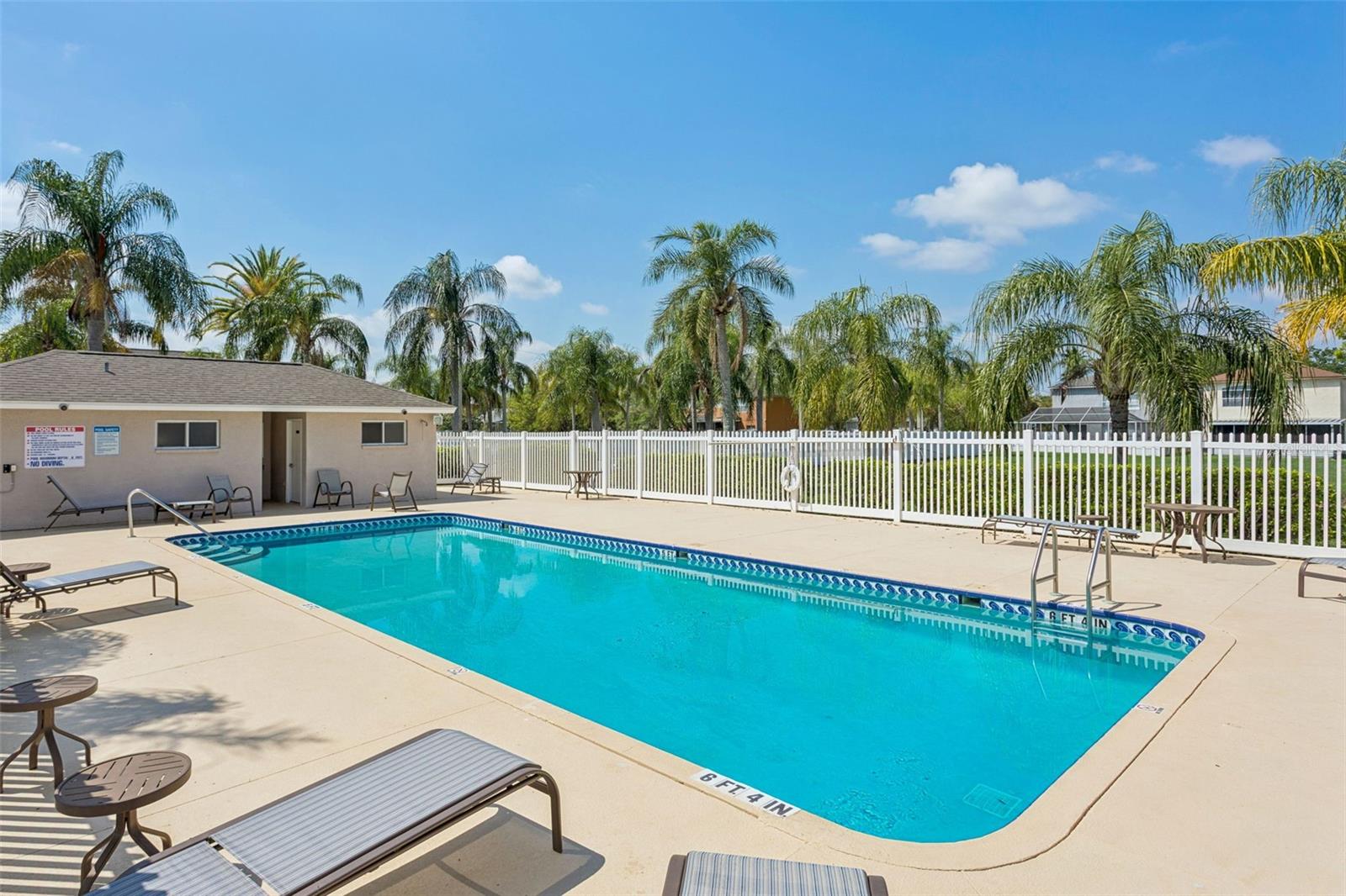 THE TOWNHOMES AT KENSINGTON - Residential