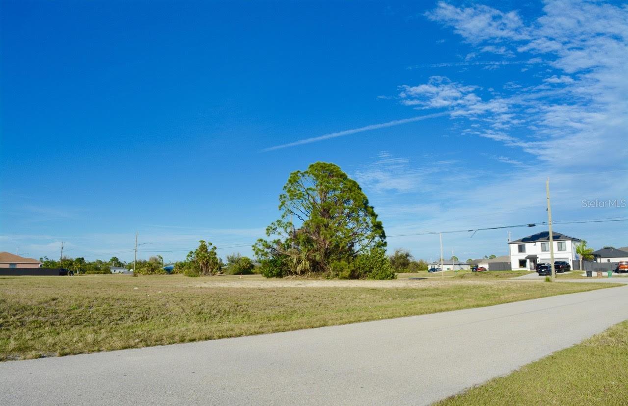 CAPE CORAL - Land