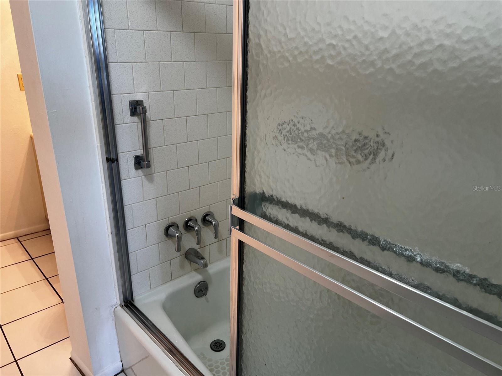 BAYSHORE ON THE LAKE APTS SEC 1 - Residential