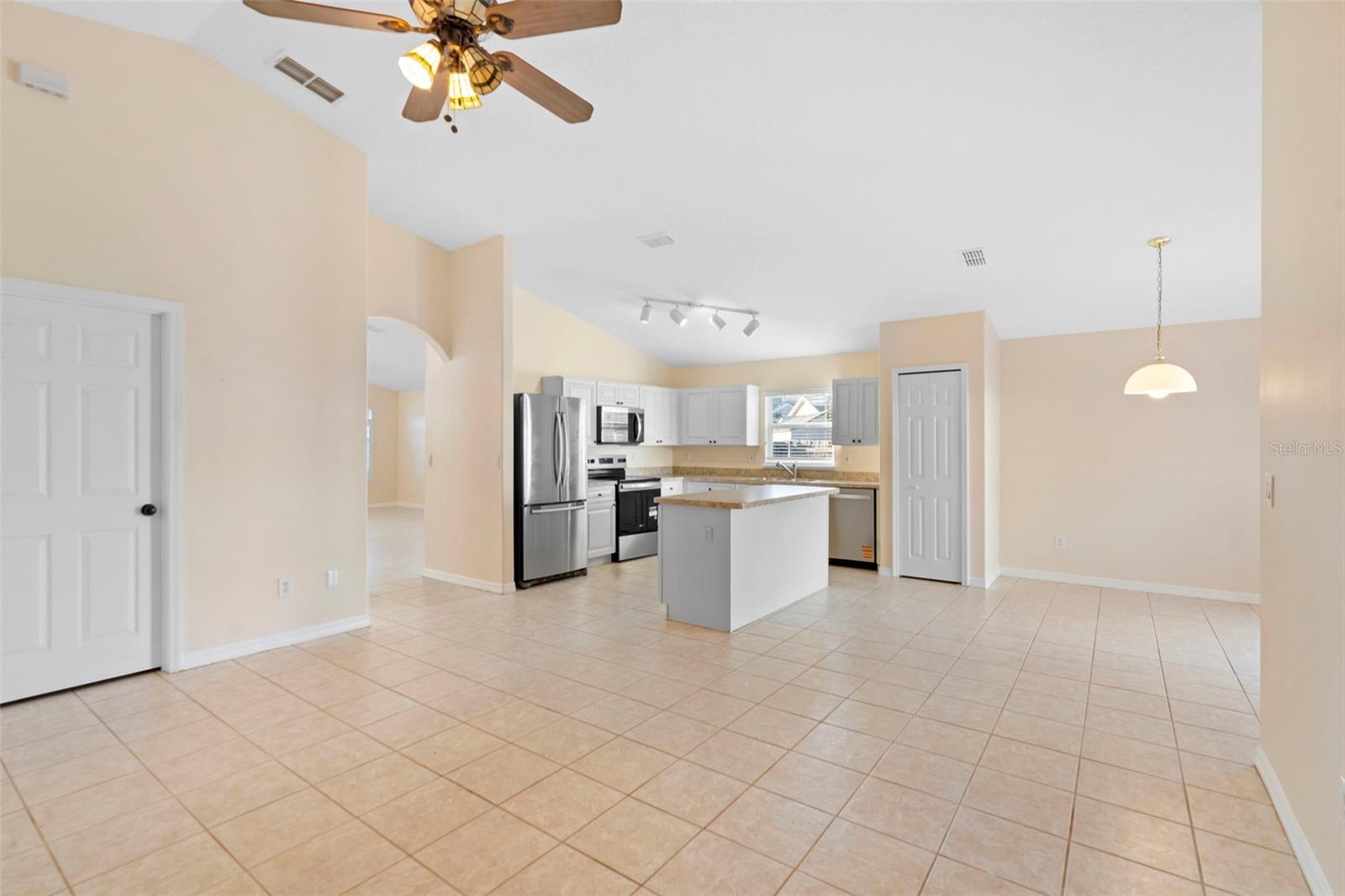 CHASE GROVES - Residential