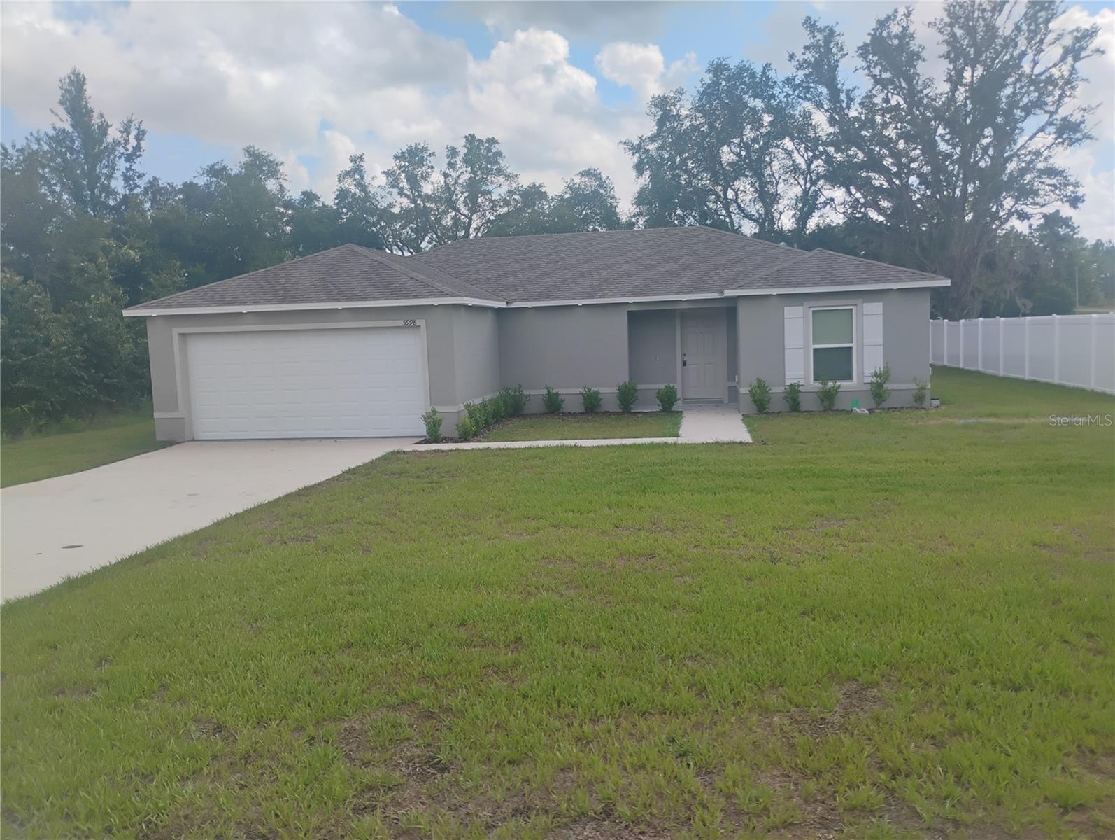 Welcome to this 3-bedroom two bath home in Marion Oaks! This 2023 home is just like new and offers spacious rooms with new laminate flooring throughout the home. Enjoy the large back porch and large lawn. Call to schedule a showing.