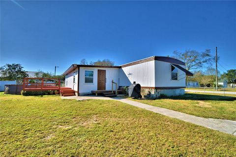 A home in LAKE WALES