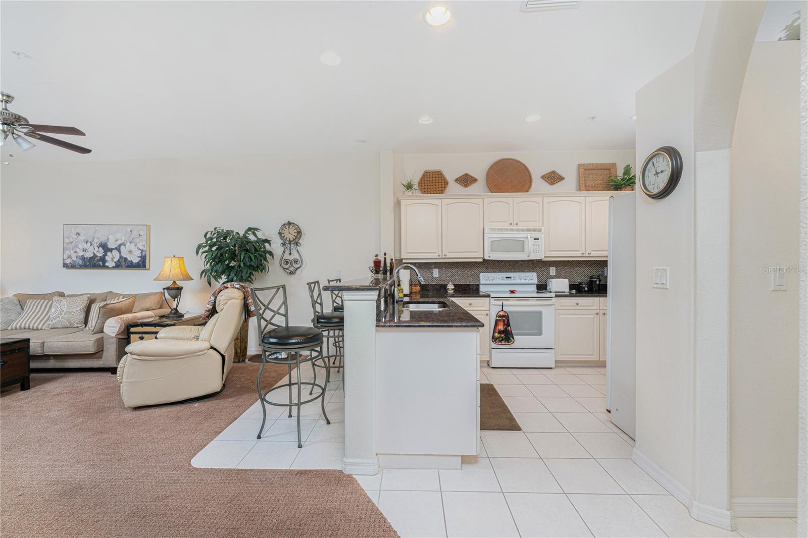 WATERSIDE CONDOS PH I - Residential