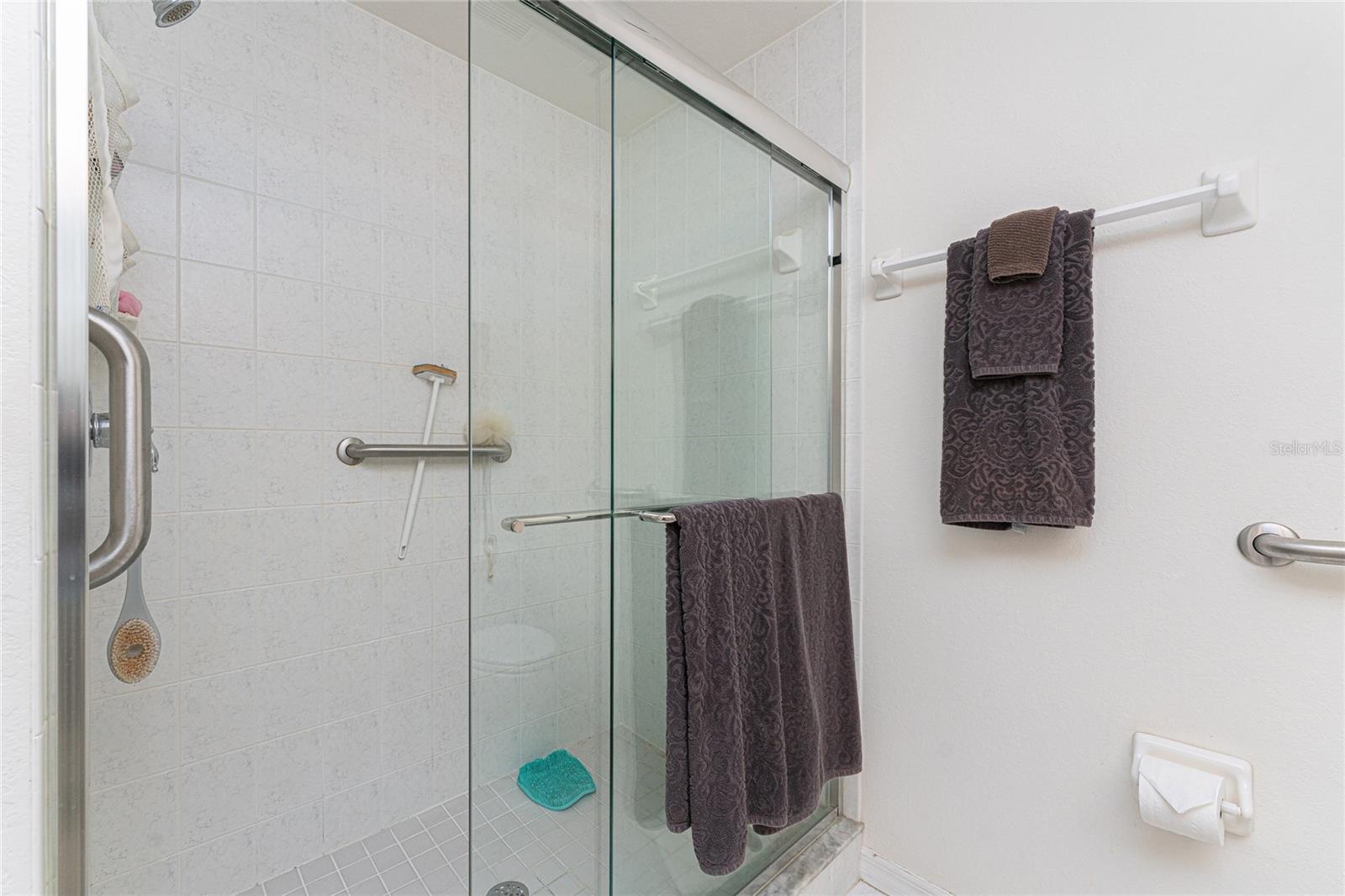 WATERSIDE CONDOS PH I - Residential