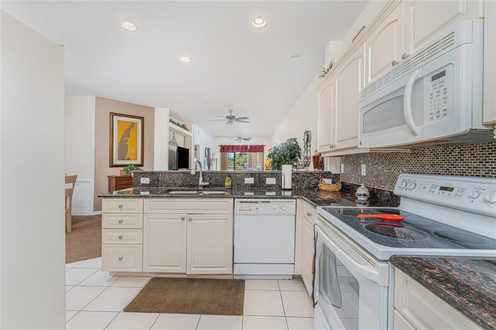 WATERSIDE CONDOS PH I - Residential