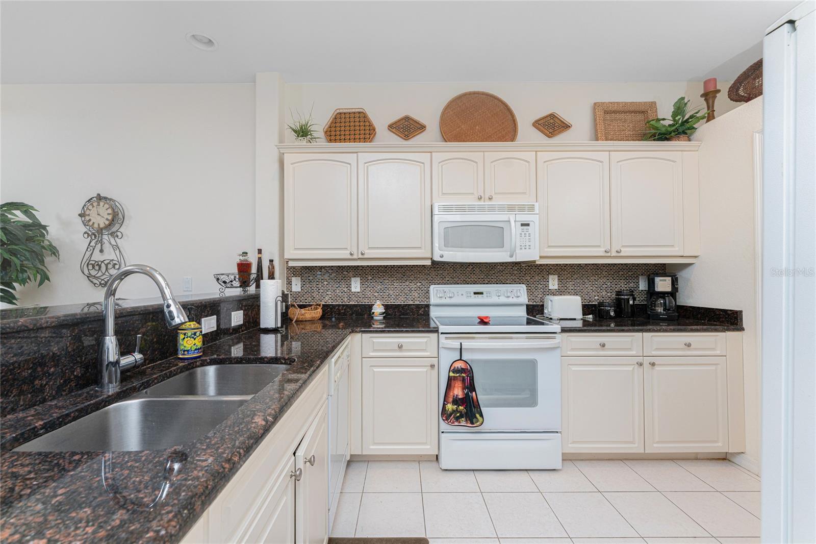 WATERSIDE CONDOS PH I - Residential