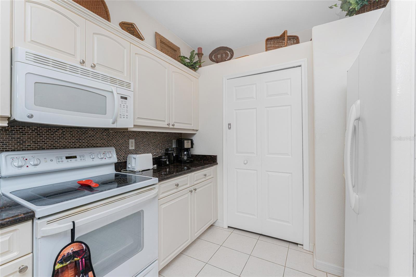 WATERSIDE CONDOS PH I - Residential