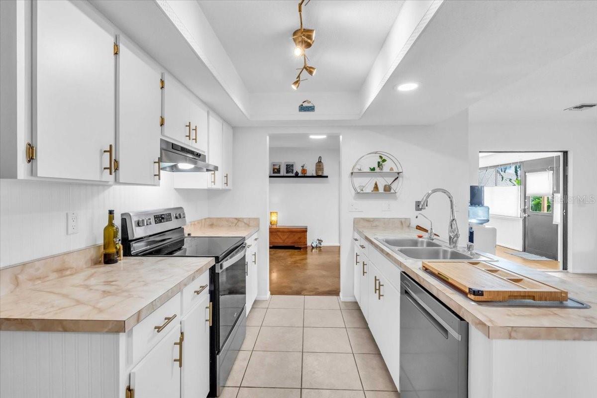 SOUTH VENICE - Residential