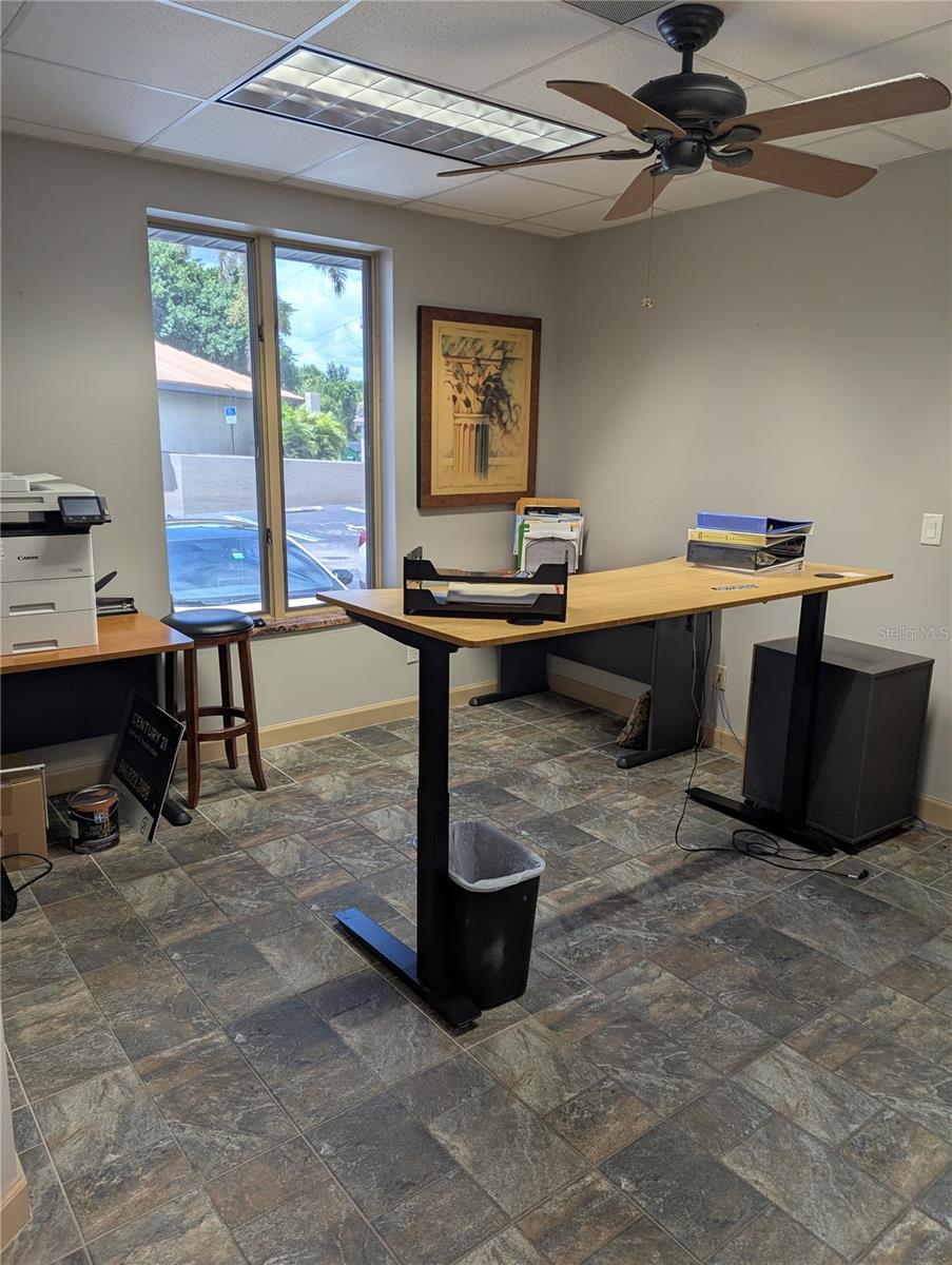 Looking for the perfect space to grow your business?
This office offers: 3 separate desk areas – ideal for team collaboration
1 private office with a door – perfect for meetings or focused work
High-visibility location with heavy traffic
Internet available
Whether you're a startup, small business, or remote team, this space is designed to support your success.
Contact us today to schedule a tour!