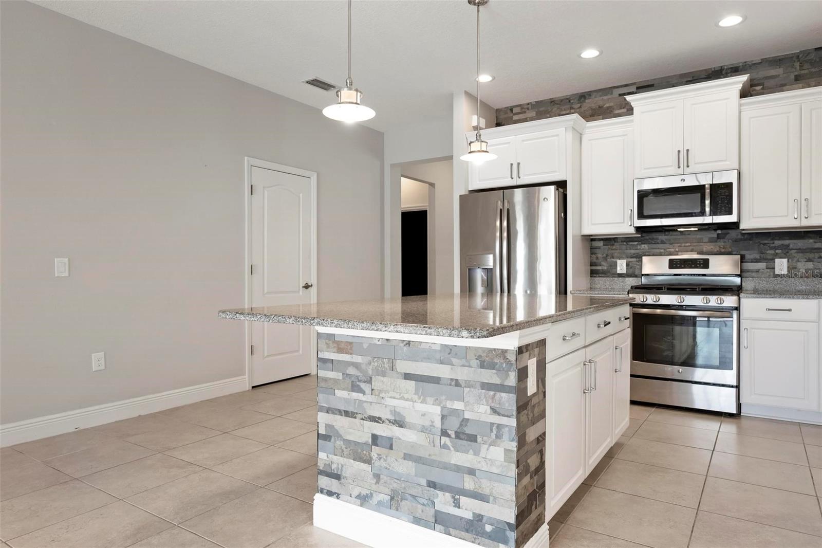 VILLAGES/MILANO - Residential Lease