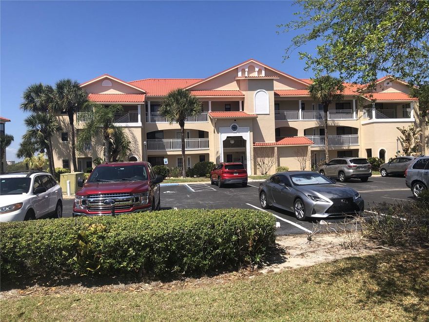 Bouchelle Island New Smyrna Beach 2 Br 2 Bath condo, 2nd floor end unit w/bay window.
Updated kitchen and guest bathroom, waterfront with 8' x 24' screened in balcony with great views of Chicken Island and the ICW ( Indian River ).