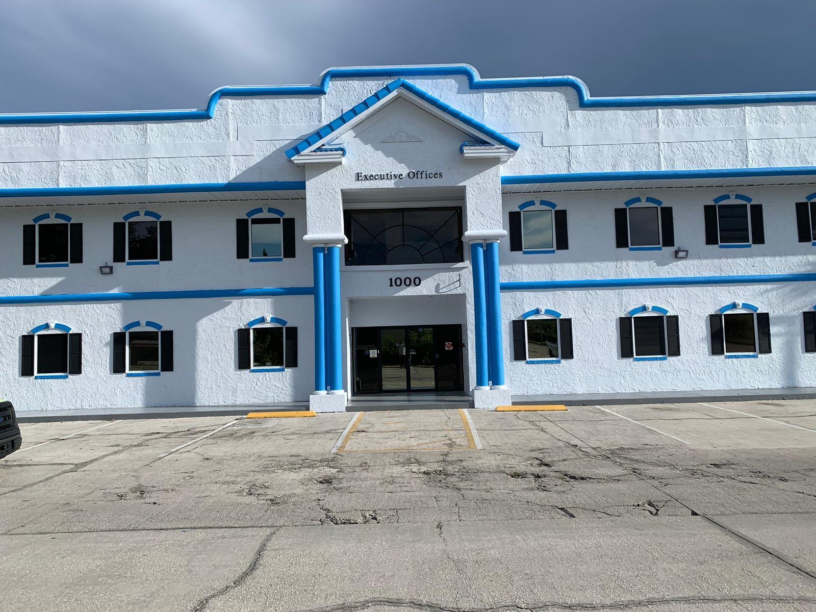 Individual office space, 1 unit available. No warehouse space available. Property has friendly and knowledgeable on-site maintenance and management staff to suit your needs. Immediate move in available. Waste removal included.