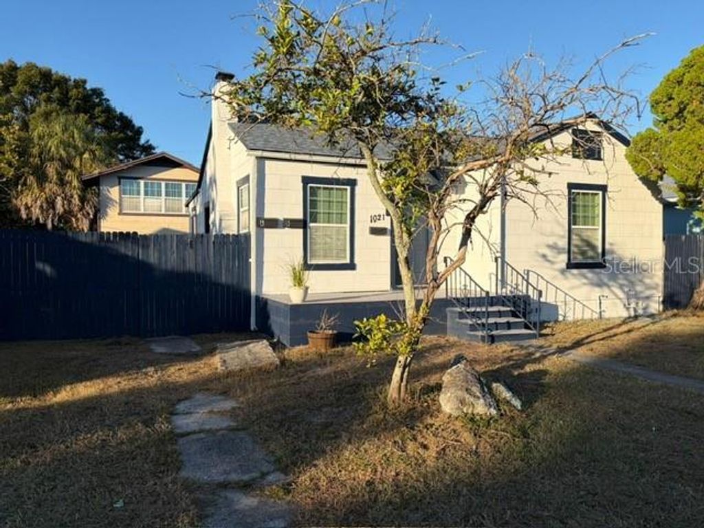 Photo of 1021 23rd Avenue N, St Petersburg, FL 33704 (MLS # TB8450407)