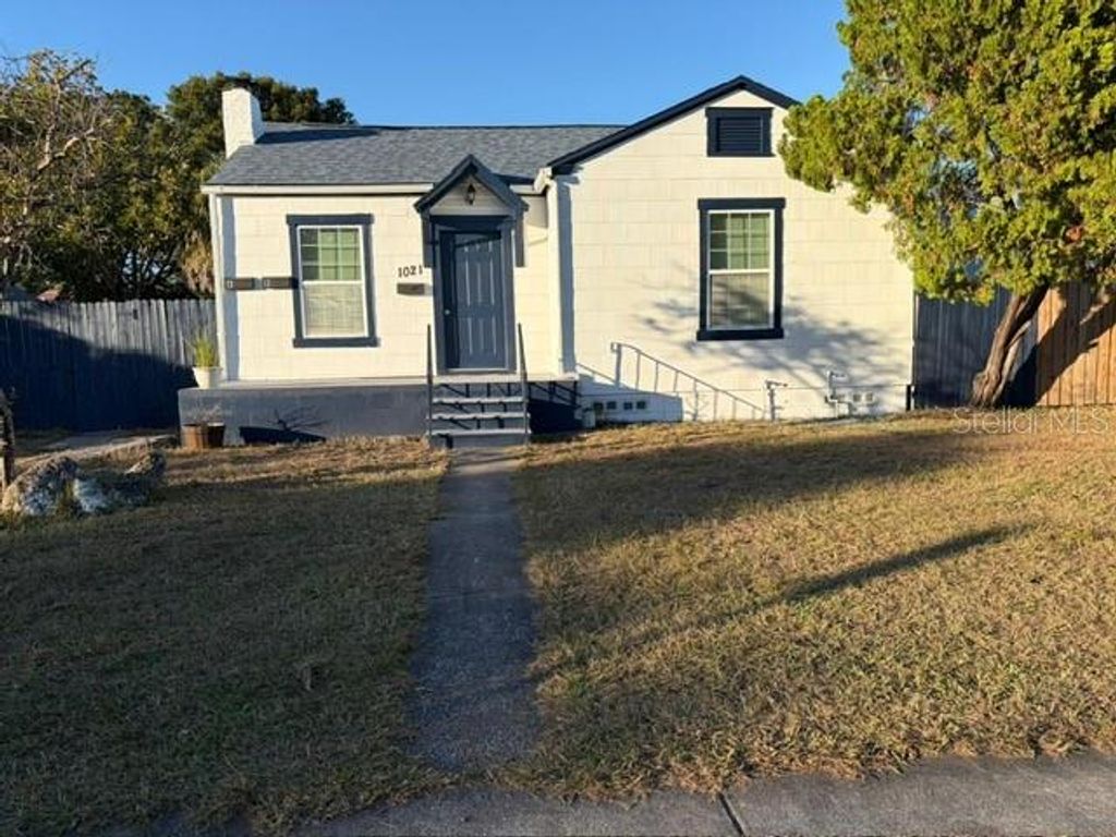 Photo of 1021 23rd Avenue N, St Petersburg, FL 33704 (MLS # TB8450407)