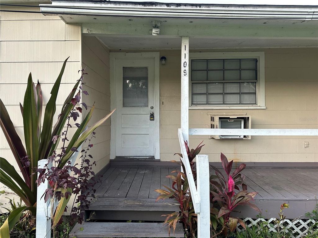 Photo of 1109 Willow Avenue, Sanford, FL 32771 (MLS # V4946208)