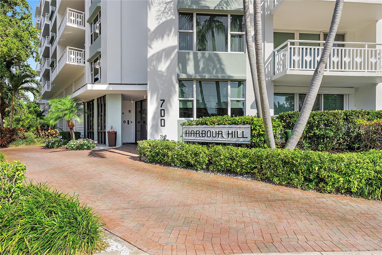 700 BEACH DRIVE NE 102