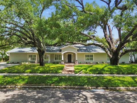 Photo of 2807 W Fountain Boulevard, Tampa, FL 33609 (MLS # TB8540055)